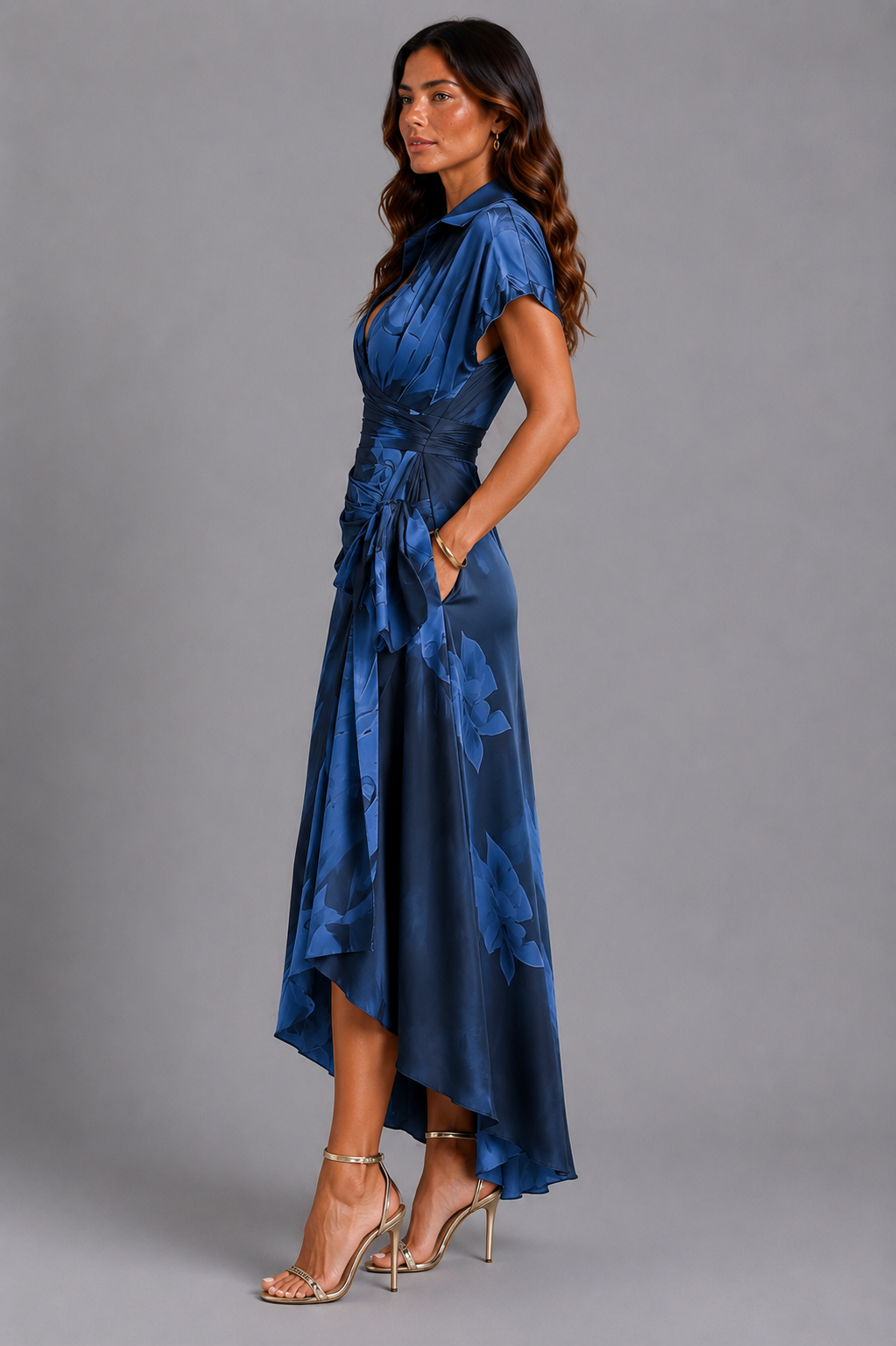 Rosanna | Vestito midi incrociato con stampa astratta, scollo a V, manica corta, cintura e orlo asimmetrico con volant.